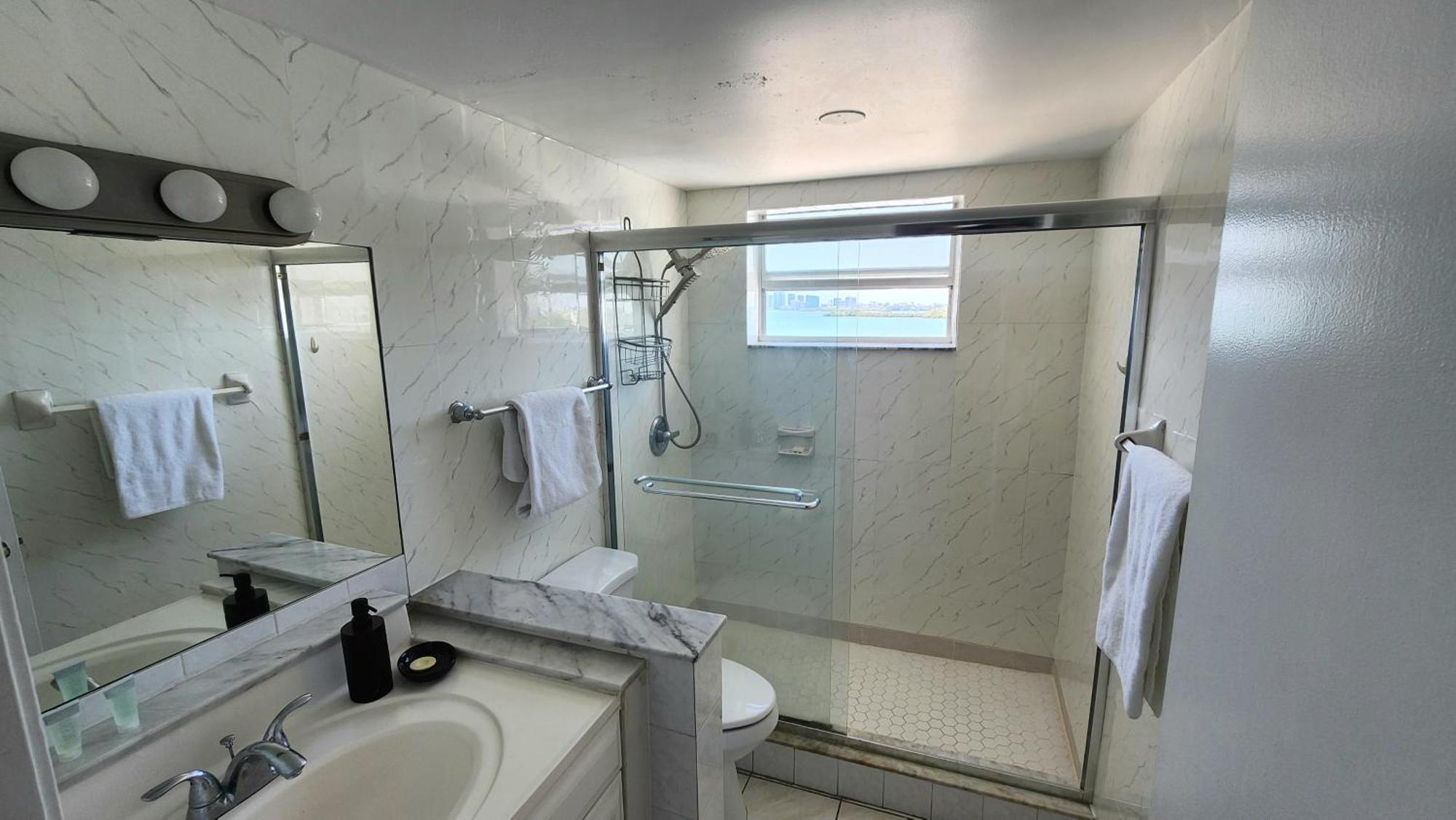 Bayfront Apartment Breathtaking Views- One Bedroom W Balcony- Living Room -Free Parking Miami Beach Eksteriør billede